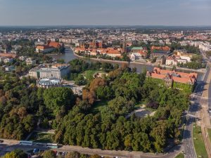 Park Juliusza Słowackiego - ujęcie z lotu ptaka na park, na drugim planie widoczna rzeka i zabudowa miasta.