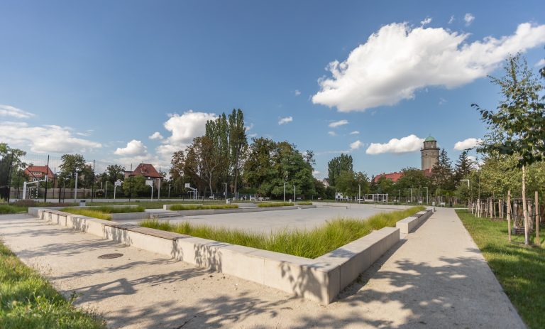 Skwer przy ul. Berenta - widok na ławki oraz trawy ozdobne.