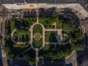 Pl. św. Macieja- widok z góry na cały skwer, widoczny układ ścieżek, fontanna w centrum i roślinność.