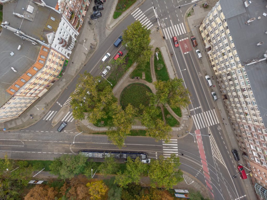 Skwer przy ul. Trzebnickiej- św. Wincentego- ujęcie z lotu ptaka na zieleniec, widoczne układy kompozycyjne zieleni i zabudowa towarzysząca.