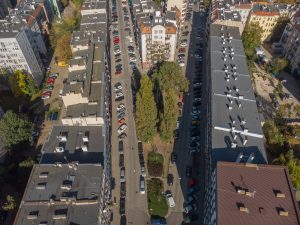 Skwer przy ul. Sępa Szarzyńskiego- widok z lotu ptaka na zieleniec, na pierwszym planie szpalery drzew i krzewów, w tle zabudowa mieszkaniowa.