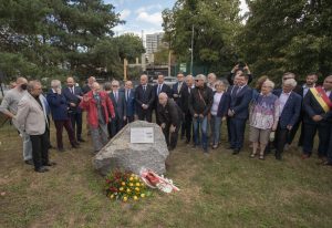 Skwer Solidarności Polsko-Czesko-Słowackiej uroczystości nadania nazwy skwerowi. Grupa ludzi zgromadzonych wokół kamienia pamiątkowego