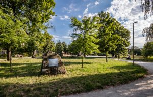 Skwer przy ul. Kiełczowskiej- widok na tablicę pamiątkową i zieleń.