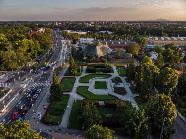 Skwer Korfantego- widok z lotu ptaka na skwer, widoczne geometryczne układy zieleni i ścieżek oraz pomnik Wojciecha Korfantego.