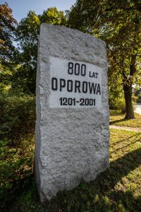 Zieleniec przy ul. Solskiego-Bukowskiego- widok na pomnik z napisem: "800 lat Oporowa 1201-2001".