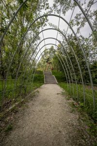 Park Leonarda da Vinci- ujęcie na wnętrze tunelu, na drugim planie widoczne schody i helikopter.