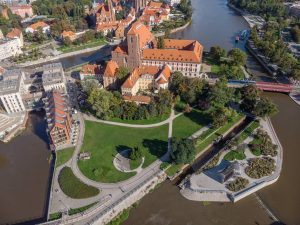 Bulwar prof. Kulczyńskiego- ujęcie z lotu ptaka, widoczny bulwar, po prawej stronie Wyspa Daliowa, w tle rzeka i zabudowa miasta.