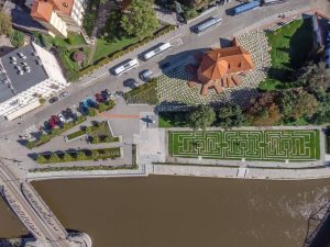 Bulwar ks. Aleksandra Zienkiewicza - ujęcie z lotu ptaka na bulwar, widoczny labirynt z żywopłotu, obok budynek kościoła.