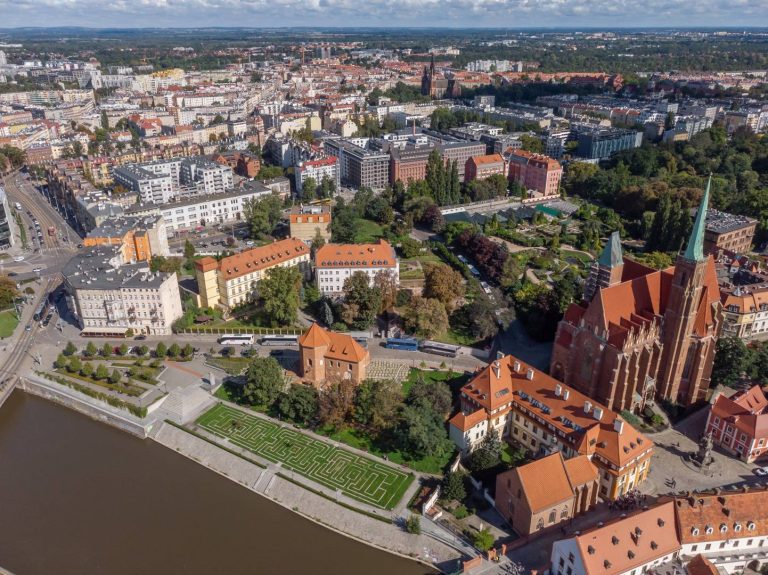 Bulwar ks. Aleksandra Zienkiewicza - ujęcie z lotu ptaka na bulwar, widoczny labirynt z żywopłotu, w tle zabudowa miasta.