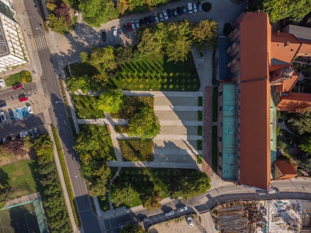 Skwer Wrocławianek - widok z lotu ptaka na układy ścieżek i kompozycje zieleni.