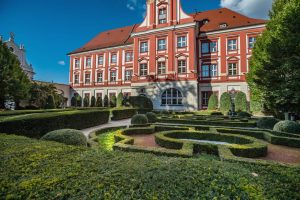 Skwer przy Ossolineum - widok na formowane żywopłoty oraz Zakład Narodowy im. Ossolińskich.