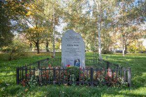 Park Św. Edyty Stein - Widok na ogrodzony pomnik św. Edyty Stein, na drugim planie okazy brzóz.