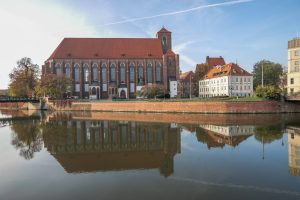 Bulwar Wyszyńskiego- widok na rzekę i Kościół Najświętszej Marii Panny oraz skwer.