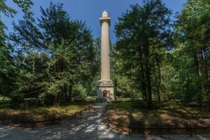 Park Szczytnicki- widok na Kolumnę Fryderyka Wilhelma II, po obu stronach towarzyszące zadrzewienie.